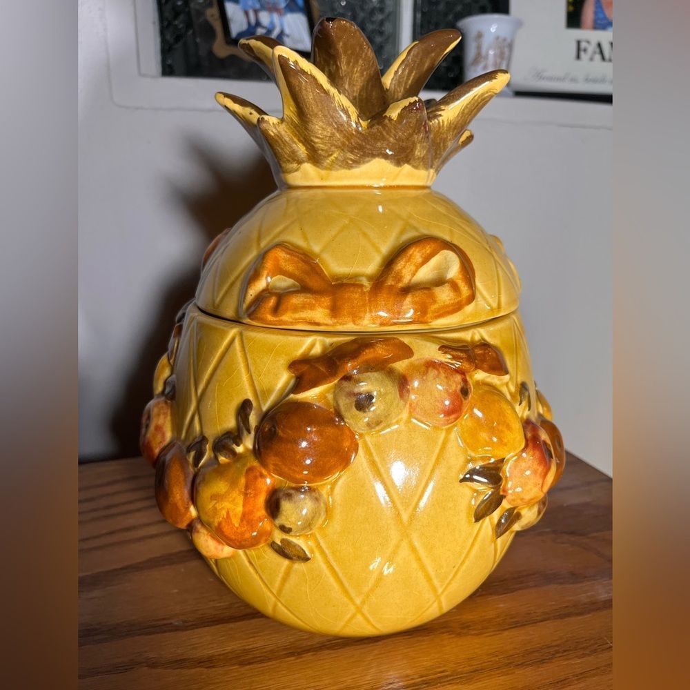 Los Angeles Pottery, Pineapple shaped harvest gold Cookie Jar Excellent 1965